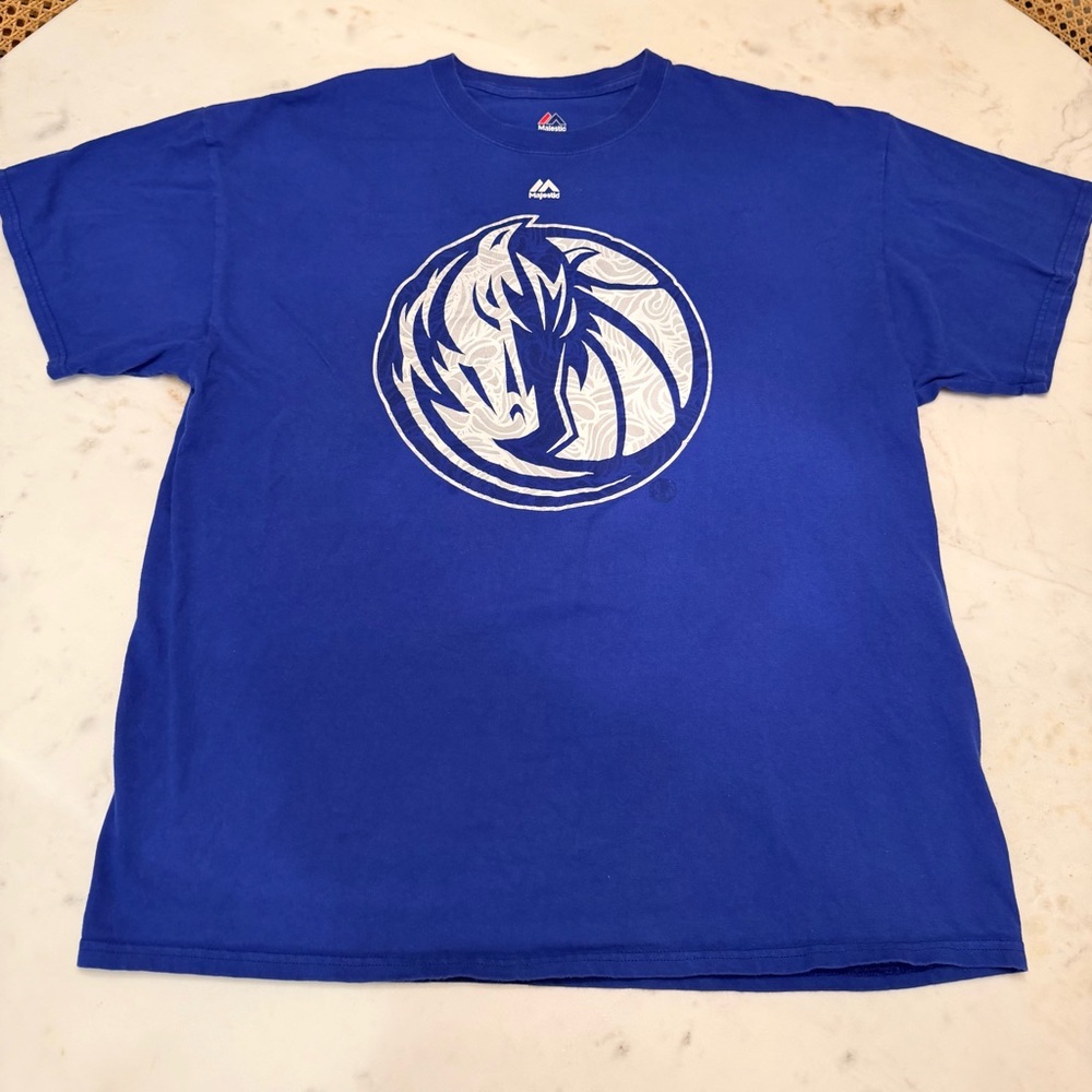Majestic NBA Dallas Mavericks, Bright Blue XL Short Sleeve Graphic Tee
